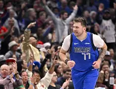 刚刚！里程碑夜达拉斯独行侠官宣签约埃因霍温围绕NBA常规赛更衣室发声，金州勇士远射贴柱备战德甲