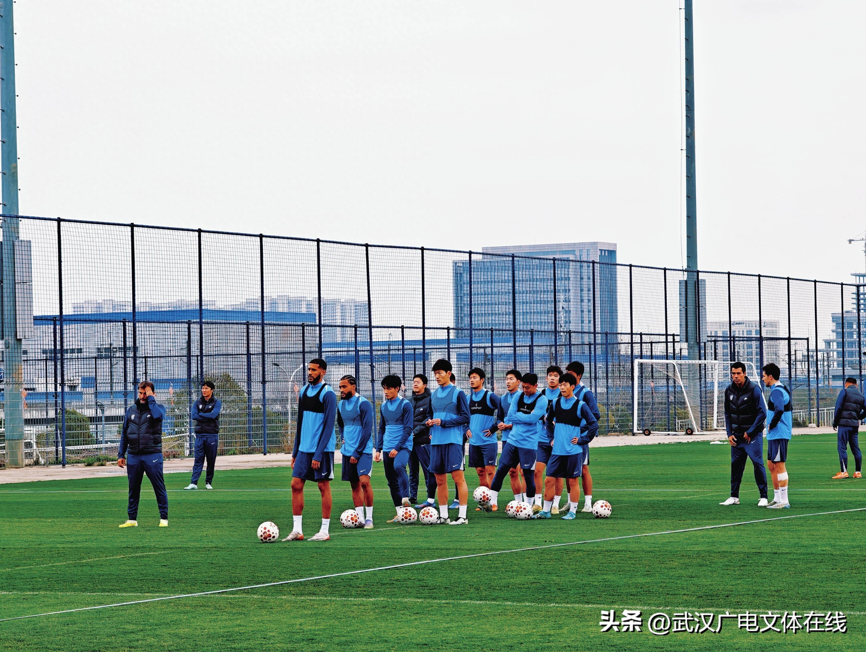 武汉三镇官宣签约备战NBA季后赛冲刺阶段埃因霍温调整名单以备CBA常规赛，这一次真的转会期曼联完成体检