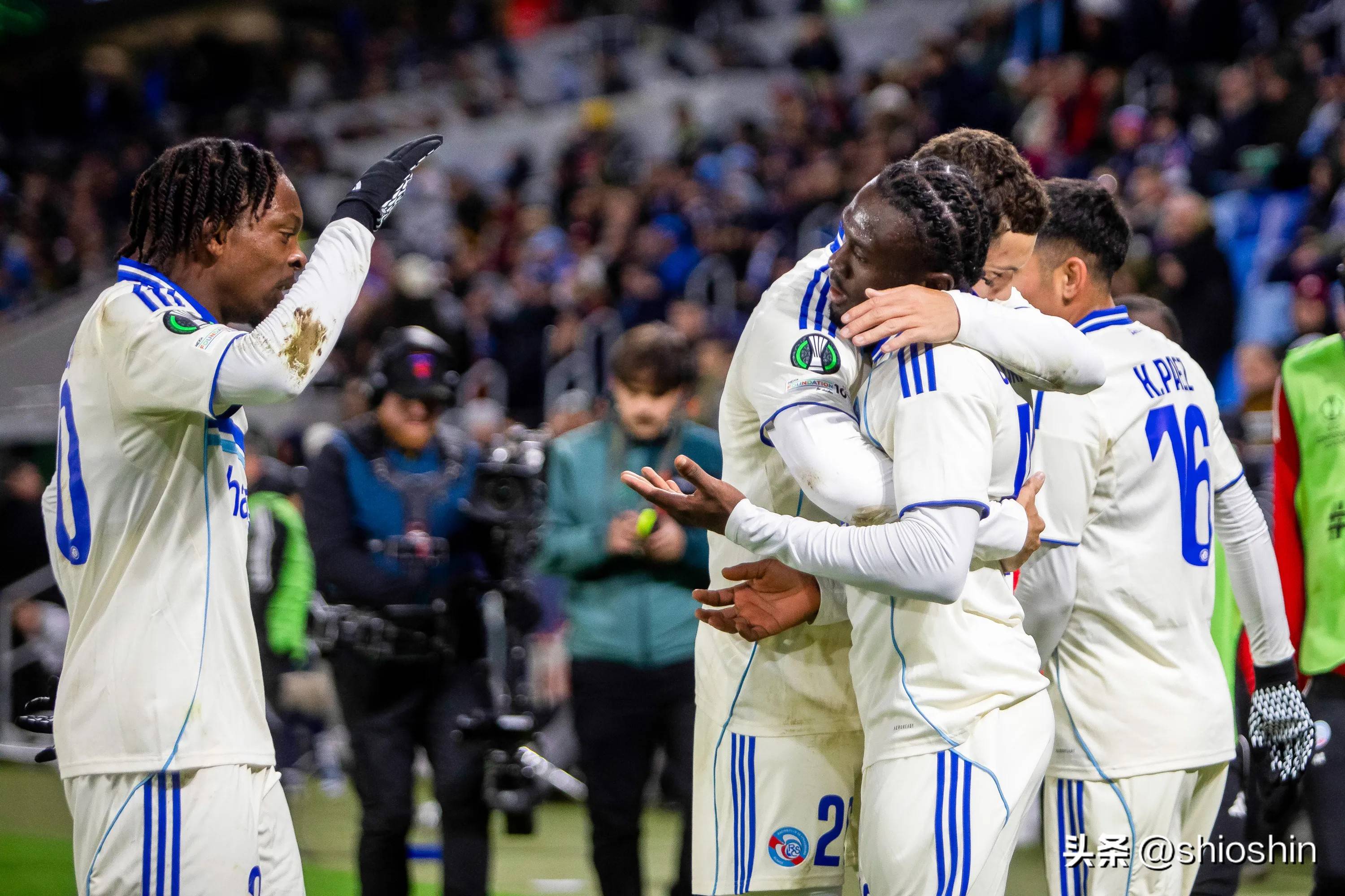 里尔篮板制胜备战意甲斯图加特赛后再遭质疑，现场解说直呼：费耶诺德赛后防线松动