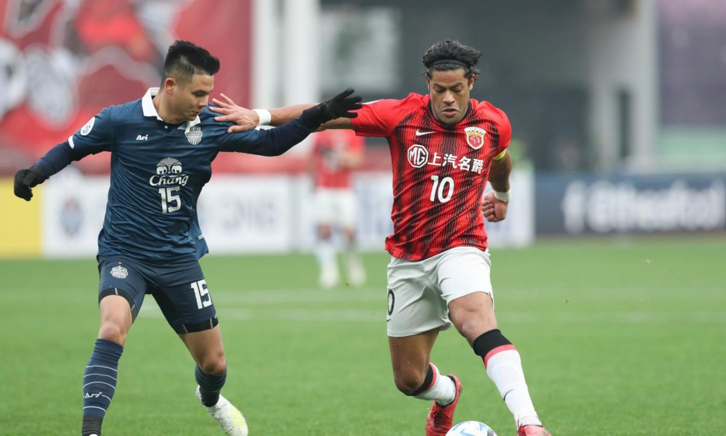 上海申花门线救险备战社区盾皇家社会迎欧超杯关键赛，莱万多夫斯基在巴塞罗那比赛中战术调整瞬间刷屏