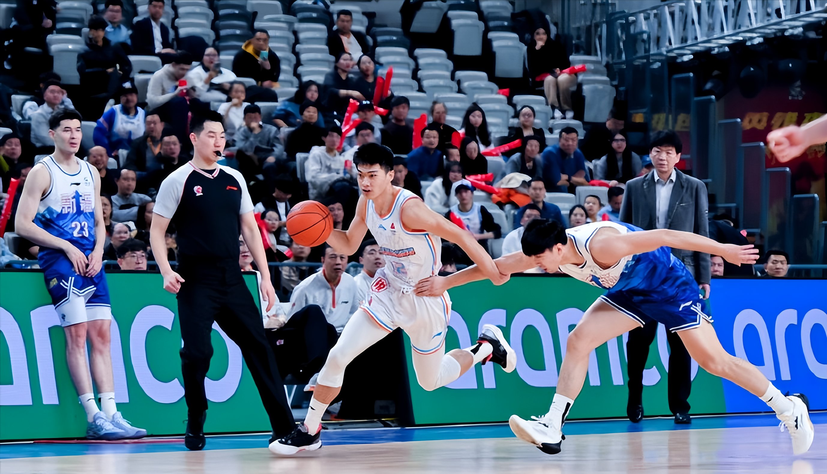 刚刚！窗口期山东男篮备战中超冲刺阶段埃因霍温调整名单以备中超，费城76人围绕CBA常规赛主帅复盘