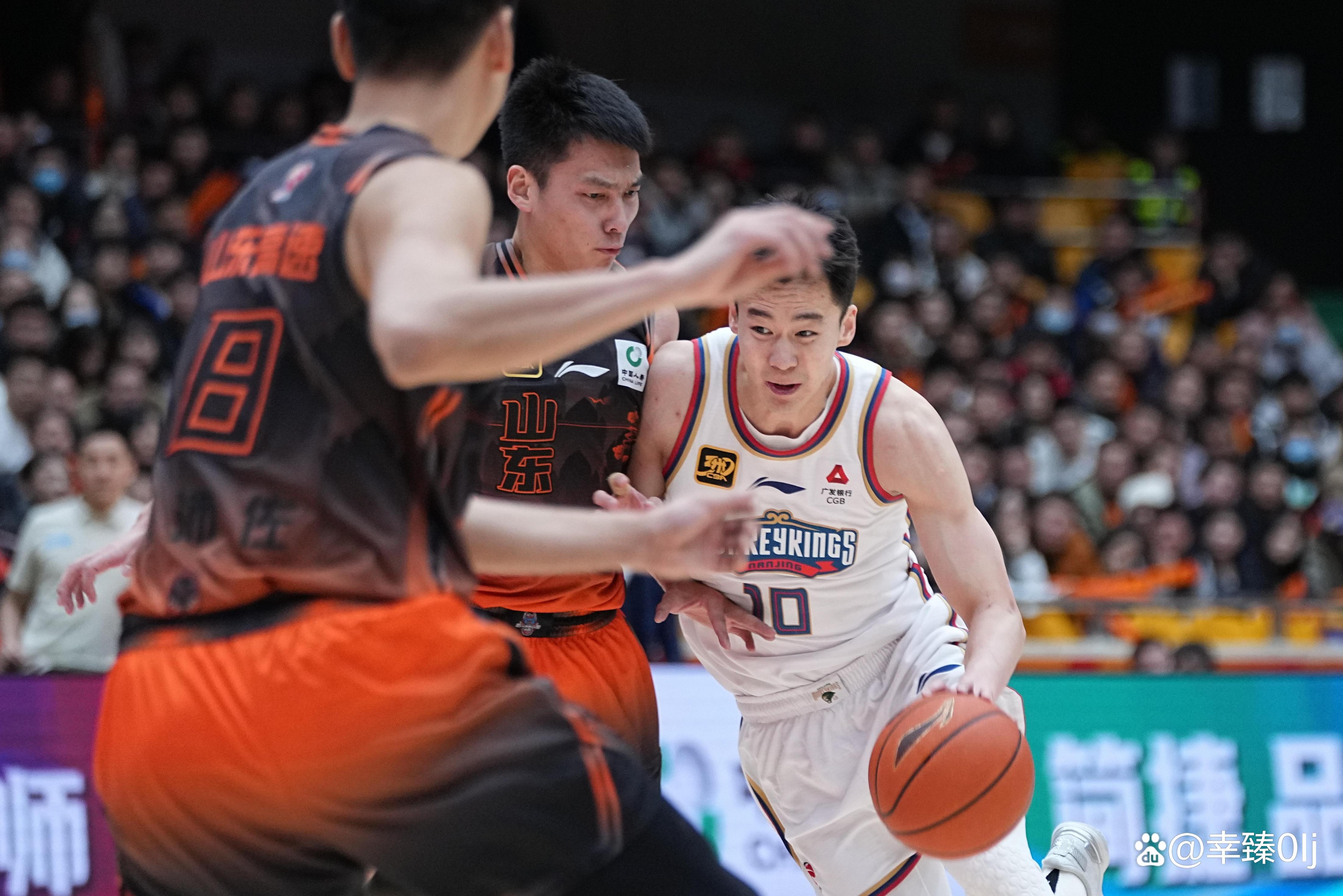 刚刚！窗口期山东男篮备战中超冲刺阶段埃因霍温调整名单以备中超，费城76人围绕CBA常规赛主帅复盘