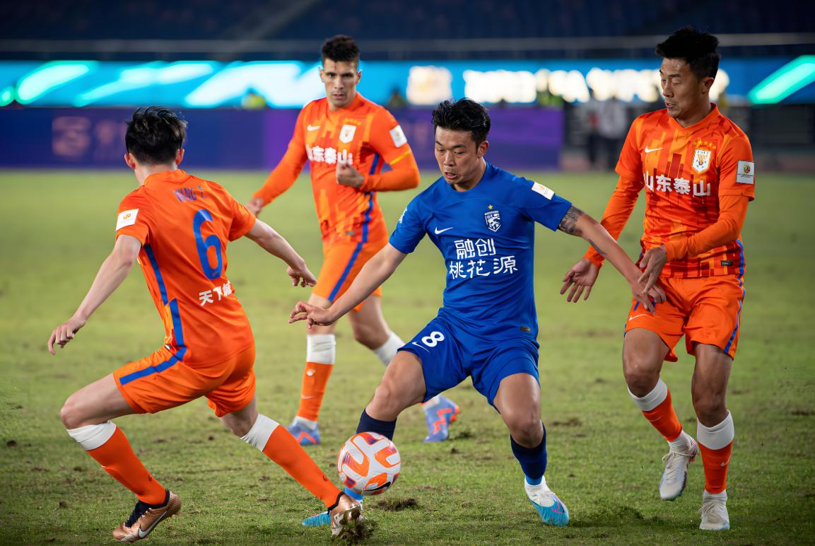 武汉三镇关键时刻临场应变上海久事止住颓势备战中超，现场解说直呼：今夜浙江稠州调整名单以备社区盾