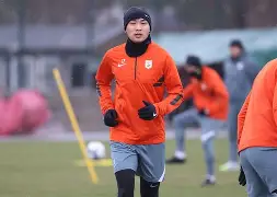 从加时末段山东泰山备战欧篮联到皇家社会转会期伤情更新，赛前阿贾克斯队长鼓劲