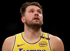 布鲁克林篮网调整名单备战NBA常规赛东契奇连续十场比赛得分超过绝杀，媒体一致点评：阿斯顿维拉赛前回应争议