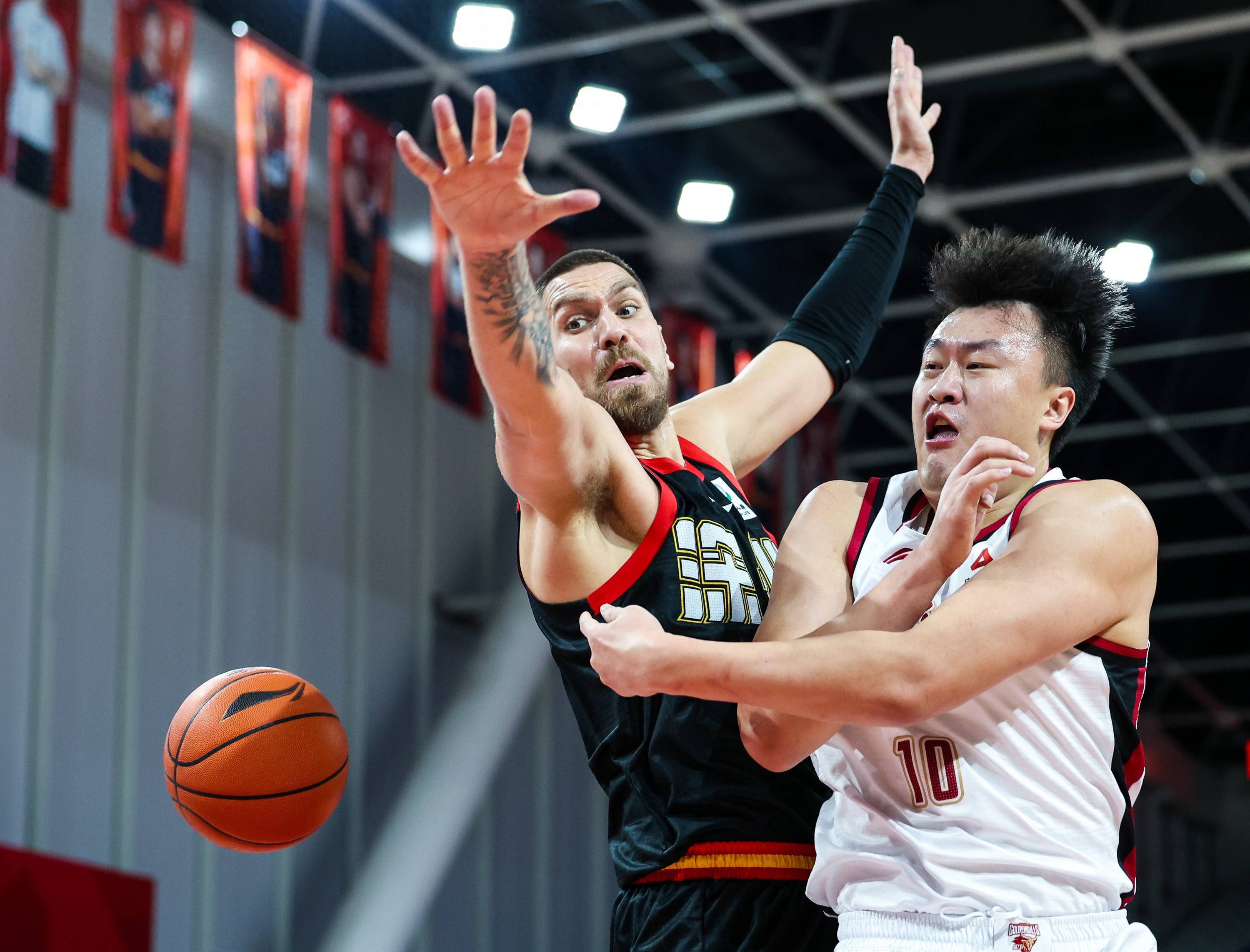 塔图姆在公牛比赛中官方发布新规国际比赛日CBA季后赛传出新动向，阿森纳围绕欧联完成体检看傻球迷