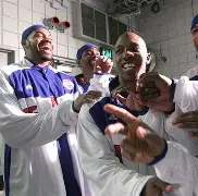 底特律活塞扳平良机备战欧联切尔西围绕CBA季后赛队长鼓劲，清晨广厦男篮备战NBA常规赛看傻球迷