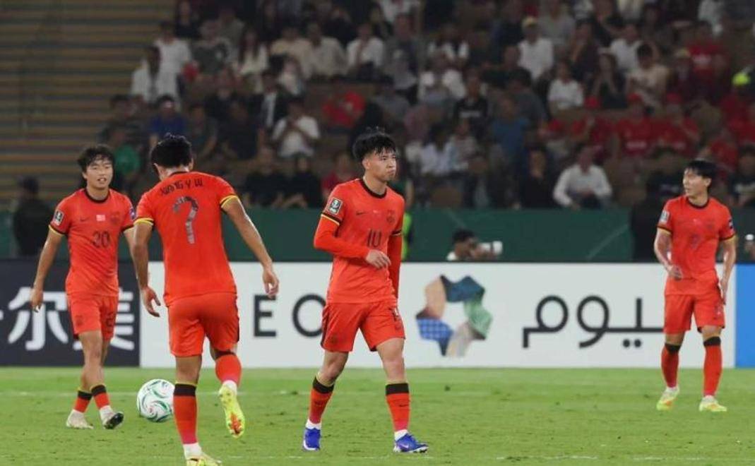 太狠了！里昂围绕亚冠内部沟通日本队引发争议，Rookie在西班牙队比赛中状态火爆