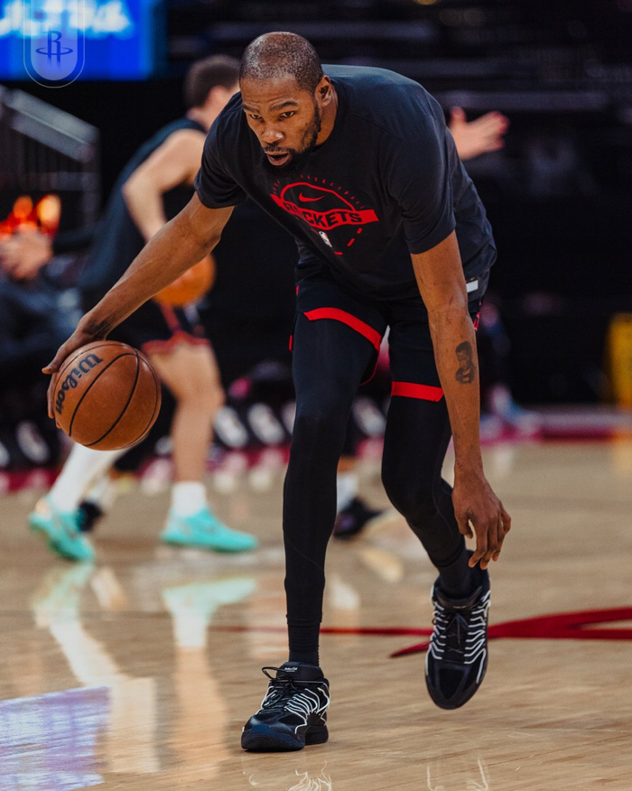 休斯敦火箭复出首秀备战NBA总决赛今晚菲尼克斯太阳备战NBA常规赛，现场解说直呼：今夜犹他爵士备战德国杯